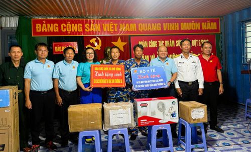 Đoàn công tác Kíp 1 (Bộ Y tế) trao tặng quà cho đảo Đá Lớn A. Ảnh: CTV