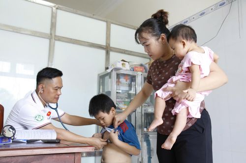 Bác sĩ Phạm Công Khắc khám sức khỏe cho các em nhỏ trên đảo Sinh Tồn. Ảnh: HD