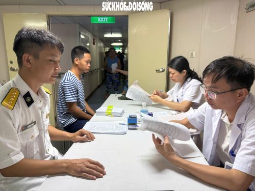 Các bác sĩ Viện Y học Hải quân đang đọc kết quả sau khám cho các chiến sĩ. Ảnh: CTV