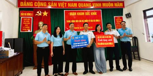 Đoàn mang đến Trường Sa những phần quà đậm tình cảm hậu phương. Ảnh: CTV