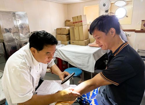 TS.BS Đinh Hữu Nghị - Giảng viên Bộ môn Da liễu trường Đại học Y Hà Nội đang kiểm trra sức khỏe cho chiến sĩ.
