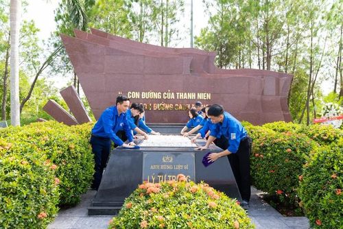 Đoàn viên, thanh niên về Khu tưởng niệm Anh hùng Liệt sĩ Lý Tự Trọng để dâng hương, dâng hoa và bày tỏ lòng thành kính, tri ân người đoàn viên thanh niên cộng sản đầu tiên.