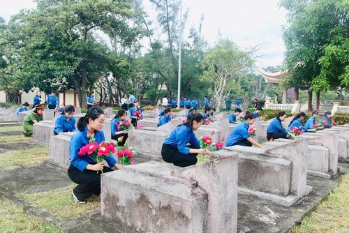 Lực lượng trẻ tổ chức dâng hương, dâng hoa, vệ sinh môi trường, chỉnh trang lại khuôn viên và cẩn thận lau chùi, chăm sóc từng phần mộ liệt sĩ, góp phần tạo nên cảnh quan trang nghiêm, sạch đẹp cho các công trình ghi công tại Nghĩa trang liệt sĩ xã Can Lộc. Ảnh: TĐHT.