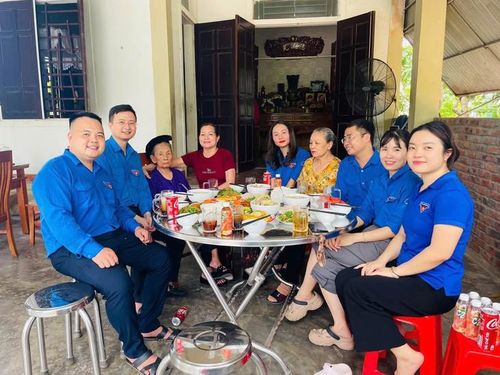 Mô hình "Bữa cơm tri ân" được tổ chức rộng khắp tại nhiều địa phương trong tỉnh tạo nên không khí ấm áp cho các gia đình có công với cách mạng. Ảnh: TĐHT.