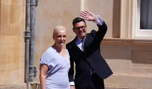 Lãnh đạo Công đảng cùng phu nhân Marie-France van Heel đã tới Cung điện Buckingham để diện kiến Nhà vua trước khi đến số 10 phố Downing, nơi ông có bài phát biểu đầu tiên trên cương vị Thủ tướng.