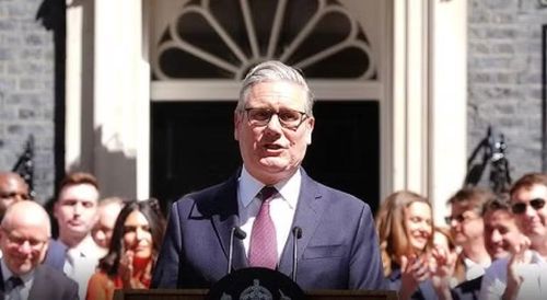 Trước đó cùng ngày, cựu Thủ tướng Keir Starmer chính thức rời số 10 phố Downing sau khi trình đơn từ chức lên Vua Charles III.