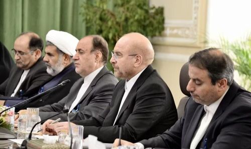 Trong khi đó, một quan chức Mỹ khẳng định ưu tiên của Tổng thống Trump vẫn là buộc Iran phải chịu trách nhiệm về những gì Washington cho là các hành động vi phạm MOU, cũng như các vụ tấn công khiến binh sĩ Mỹ thương vong.
