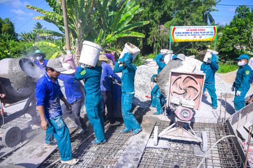 Ban Chỉ huy Quân sự xã Thạnh Lộc phối hợp với cấp ủy, chính quyền địa phương phân công lực lượng, tổ chức thi công khoa học, bảo đảm chất lượng và tiến độ công trình. Ảnh: Phương Vũ
