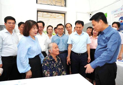 Bí thư Thành ủy Hải Phòng Lê Ngọc Châu thăm hỏi sức khỏe người cao tuổi tại xã Gia Lộc. Ảnh: VD.