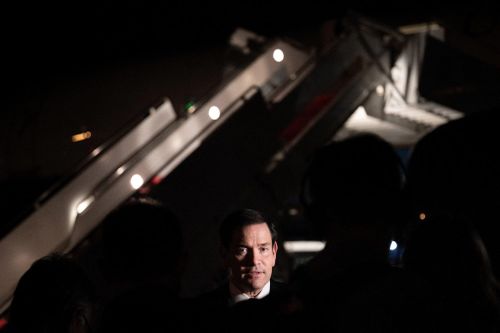 Ngoại trưởng Mỹ Marco Rubio trả lời phóng viên trước khi khởi hành từ Căn cứ Liên hợp Andrews ở bang Maryland ngày 19/7. Ông Rubio lên đường tới Manila (Philippines) để tham dự Hội nghị Bộ trưởng Ngoại giao ASEAN lần thứ 59. Ảnh: Reuters.