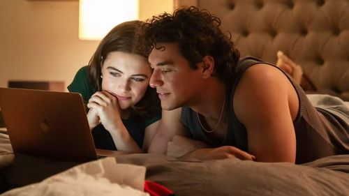 Hình ảnh trong phim chuyển thể Off Campus. Ảnh: Prime Video.