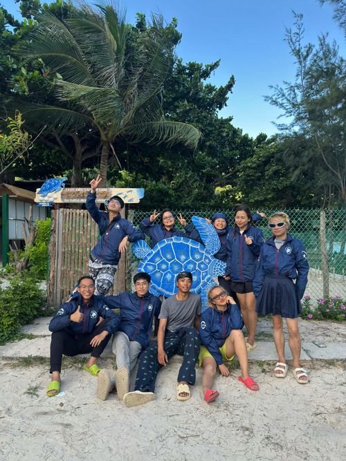 Nhóm tình nguyện viên tham gia chương trình bảo tồn rùa biển tại VQG Côn Đảo từ ngày 9-20/7. Ảnh: Nhân vật cung cấp.