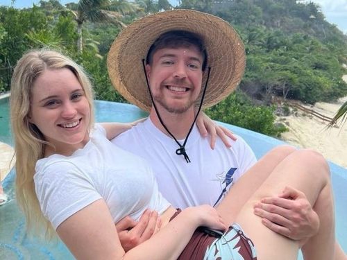  Theo chia sẻ của Thea, cô và MrBeast gặp nhau hoàn toàn tình cờ. Khi đó, MrBeast cùng Logan Paul và Casey Neistat đến Nam Phi để chuẩn bị thực hiện một video tại Nam Cực. Tuy nhiên, kế hoạch bị hủy do cả nhóm mắc Covid-19 và phải ở lại Nam Phi lâu hơn dự kiến. Trong thời gian này, một người bạn đã mời MrBeast đi ăn tối và rủ thêm Thea tham dự.