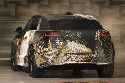  Vào giai đoạn đầu, Range Rover GT chỉ được cung cấp dưới dạng xe thuần điện (BEV), trong khi phiên bản hybrid tự sạc (HEV) sẽ được bổ sung vào danh mục sản phẩm trong những năm tiếp theo của vòng đời mẫu xe. 