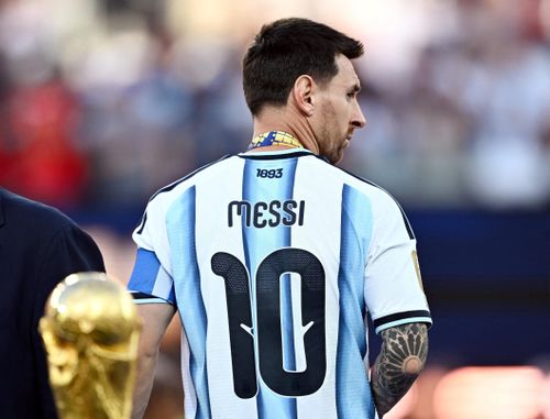 Messi và đồng đội không thể bảo vệ danh hiệu. Ảnh: Reuters.