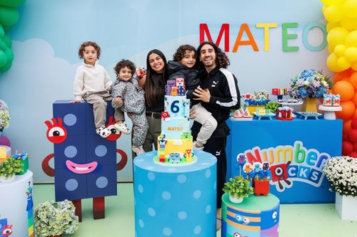 Marc Cucurella chụp ảnh cùng vợ Claudia Rodríguez và ba con nhân dịp sinh nhật lần thứ 6 của Mateo.