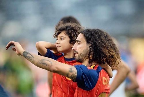 Marc Cucurella bên Mateo sau trận chung kết World Cup 2026.