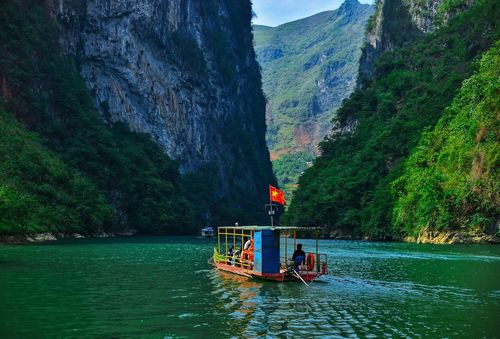 Du khách đi thuyền trên sông Nho Quế, năm 2022. Ảnh: Phạm Tú.