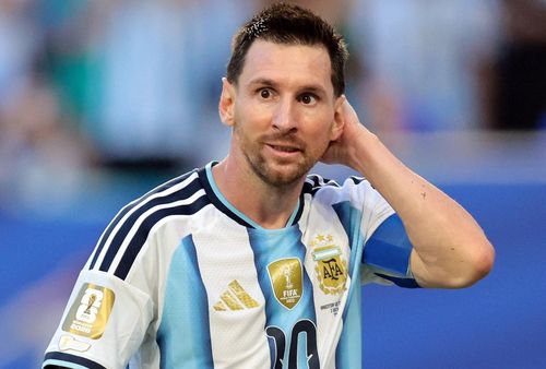 Lionel Messi có hàng loạt phù hiệu mang tính biểu tượng trên áo đấu, cho thấy sự nghiệp thi đấu rực rỡ tại World Cup. Ảnh: Reuters.