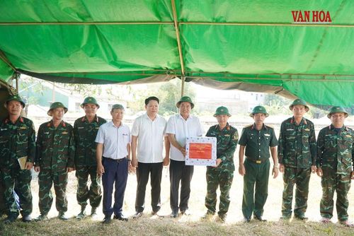 Phó Chủ tịch UBND TP. Huế tặng quà động viên các chiến sĩ Đội 192 đang làm nhiệm vụ tại Ga Hương Thủy. Ảnh: S.Thùy