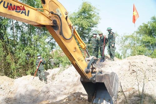Lực lượng chức năng đang mở rộng tìm kiếm ở khu vực Ga Hương Thủy. Ảnh: S.Thùy