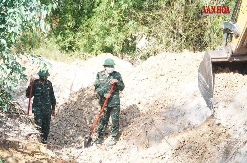 Tại hiện trường mở rộng tìm kiếm hài cốt liệt sĩ ở khu vực Ga Hương Thủy. Ảnh: S.Thùy