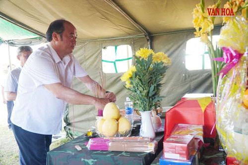 Ông Nguyễn Văn Mạnh, Phó Chủ tịch UBND TP. Huế, Trưởng Ban Chỉ đạo 515 dâng hương Anh hùng liệt sĩ vừa được quy tập ngày 17.7 tại Ga Hương Thủy. Ảnh: S.Thùy