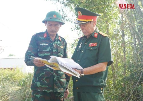 Ông Lê Hữu Tòng (bên phải) trao đổi thông tin với lực lượng tìm kiếm hài cốt liệt sĩ tại Ga Hương Thủy, TP. Huế. Ảnh: S.Thùy