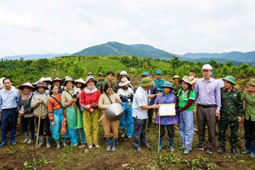 Ông A Thắm nhận hỗ trợ cây giống cà phê để phát triển sinh kế từ chương trình “Ước nguyện tháng Bảy”
