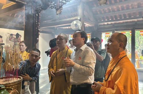 Đại Đức Thích Nhuận Đạt, Trụ trì chùa Trường Sa Lớn trên đảo Trường Sa (ngoài cùng bên phải)