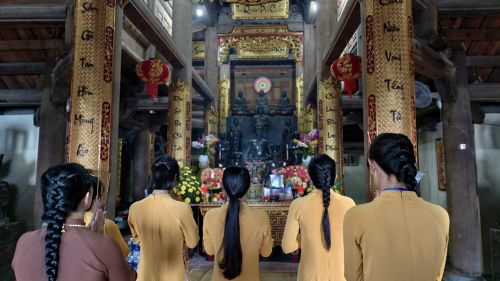 Các tăng ni, phật tử thành tâm khấn cầu mưa thuận gió hòa, sóng yên biển lặng