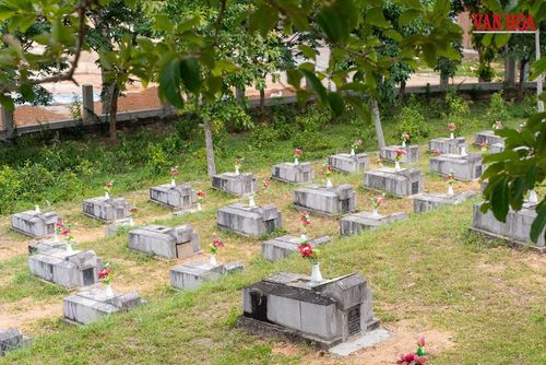 Trong khuôn viên xanh mát, phần mộ của các anh hùng, liệt sĩ được chăm sóc, hương khói mỗi ngày