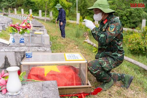 Đại úy Hà Huy Chung - Trợ lý Chính trị Trung đoàn 841 (Bộ CHQS tỉnh Hà Tĩnh), cẩn thận ghi từng dòng thông tin lên bảng định danh. Sau đó, anh chụp hiện trạng phần mộ, quét mã hồ sơ để cập nhật lên hệ thống cơ sở dữ liệu Quốc gia