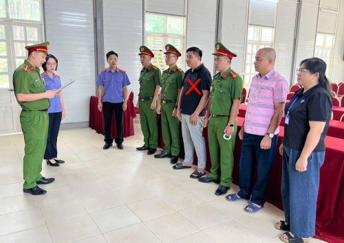 Cơ quan Cảnh sát điều tra Công an tỉnh Sơn La thi hành các quyết định tố tụng đối với Bùi Văn Hưng (dấu X). Ảnh: Công an tỉnh Sơn La