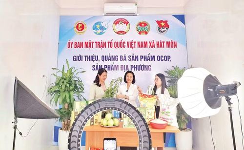Ủy ban Mặt trận Tổ quốc Việt Nam xã Hát Môn (Hà Nội) ứng dụng công nghệ số trong quảng bá, giới thiệu sản phẩm địa phương. (Ảnh MẠNH XUÂN)
