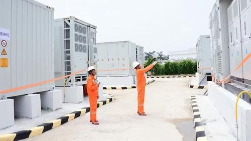 Cán bộ thực hiện kiểm tra hệ thống BESS tại trạm biến áp 110kV Bắc Thăng Long.