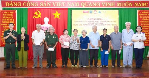 Đại diện Ban Chỉ huy Biên phòng Cửa khẩu cảng Bà Rịa-Vũng Tàu trao quà tri ân các thương binh, bệnh binh, thân nhân liệt sĩ và người có công với cách mạng.