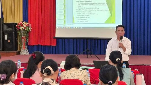 Báo cáo viên thông tin những nguyên nhân phổ biến gây ô nhiễm thực phẩm và ngộ độc thực phẩm tại các bếp ăn tập thể.