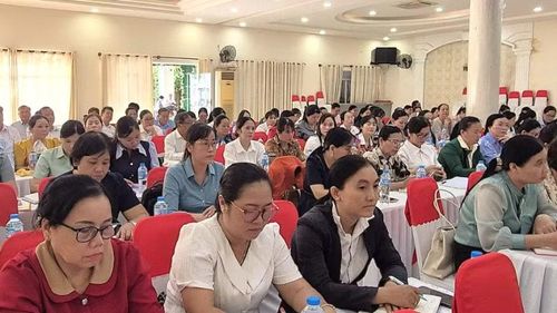 Cán bộ quản lý các trường từ bậc mầm non đến trung học phổ thông có tổ chức bếp ăn tập thể dự hội nghị.
