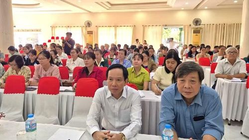 Phó Giám đốc Sở Y tế tỉnh Tây Ninh Mai Văn Dũng (áo trắng) và cán bộ quản lý các trường từ bậc mầm non đến trung học phổ thông dự hội nghị.