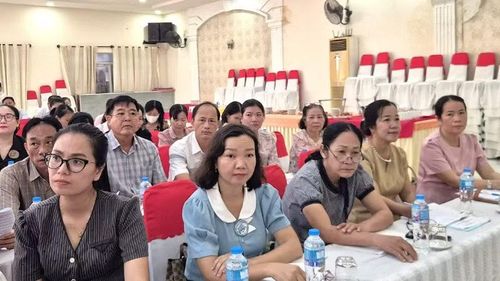 Cán bộ quản lý các trường từ bậc mầm non đến trung học phổ thông có tổ chức bếp ăn tập thể dự hội nghị.