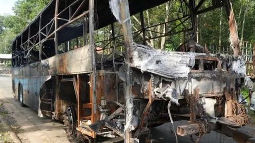 Vụ tai nạn đã khiến 7 người tử vong, phương tiện bị cháy chỉ còn trơ khung.