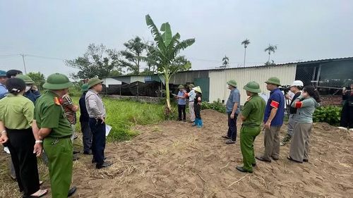 Hội đồng bồi thường, hỗ trợ, tái định cư xã Kẻ Sặt công bố Quyết định cưỡng chế thu hồi đất đối với hộ dân chưa bàn giao mặt bằng.