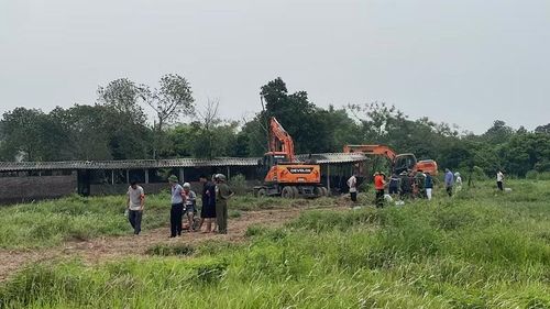 Hội đồng bồi thường, hỗ trợ, tái định cư xã Kẻ Sặt cưỡng chế tháo dỡ công trình xây dựng trên đất nông nghiệp.