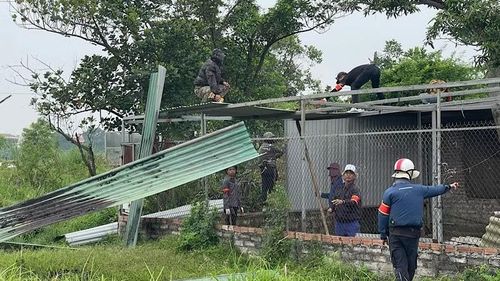 Xã Kẻ Sặt hỗ trợ người dân tháo dỡ công trình xây dựng trên đất nông nghiệp sau khi người dân tự nguyện bàn giao đất để thực hiện dự án.