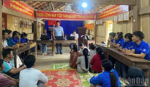 Tổ hỗ trợ lưu động thuộc Trung tâm Phục vụ hành chính công xã Kon Plông hướng dẫn người dân các thủ tục hành chính tại các thôn vùng sâu.