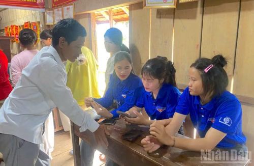 Đưa dịch vụ công đến tận thôn giúp người dân giảm thời gian, chi phí đi lại.