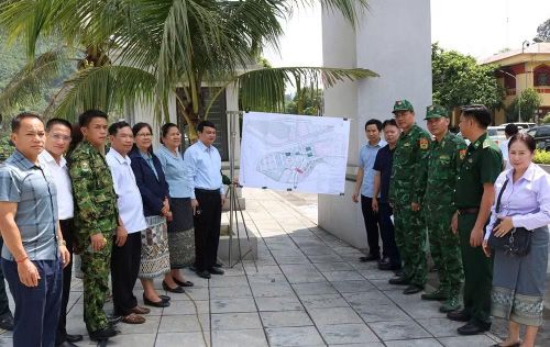 Đoàn công tác hai tỉnh Sơn La, Việt Nam và tỉnh Houaphanh, nước Cộng hòa Dân chủ Nhân dân Lào xem sơ đồ tại khu vực xây dựng hạ tầng Cửa khẩu Chiềng Khương.