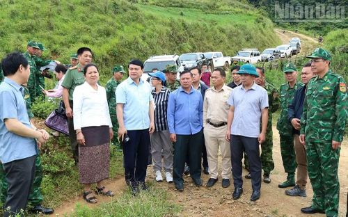 Đoàn công tác hai tỉnh Sơn La, Việt Nam và tỉnh Houaphanh, nước Cộng hòa Dân chủ Nhân dân Lào khảo sát thực địa.