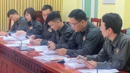 Thợ bậc 6 Trần Thị Hồng Yến cùng đồng đội đội tuyển Tổng cục Hậu cần-Kỹ thuật ôn luyện phần thi lý thuyết.